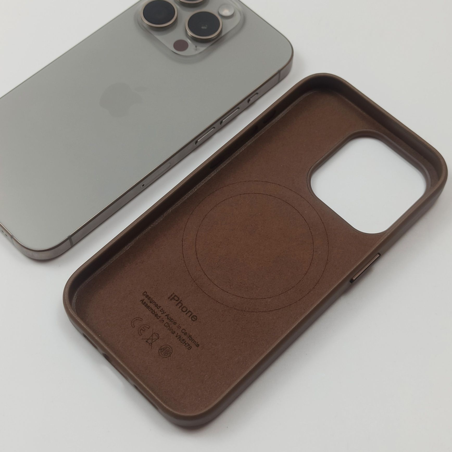 Чехол iPhone 15 Pro Leather Case Magsafe (Taupe)