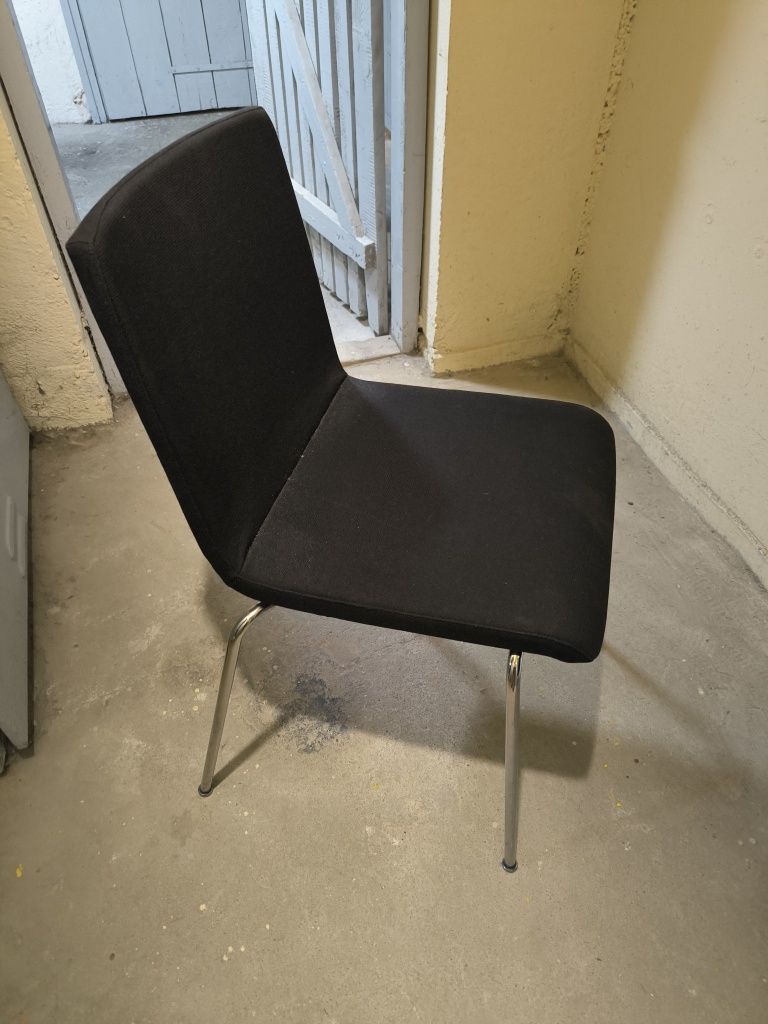 Zestaw 8 eleganckich krzeseł