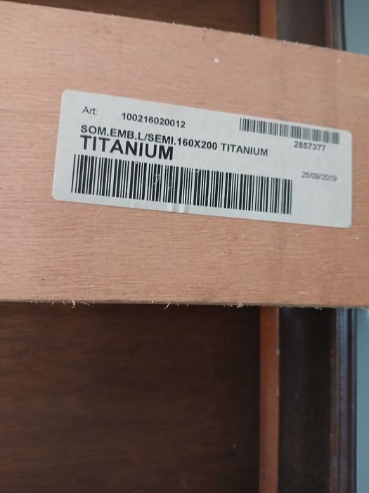 Estrado em ferro e madeira mede 2m comp x160