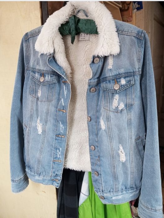 Kurtka jeansowa ocieplana futerkiem z przetarciami Denim Co