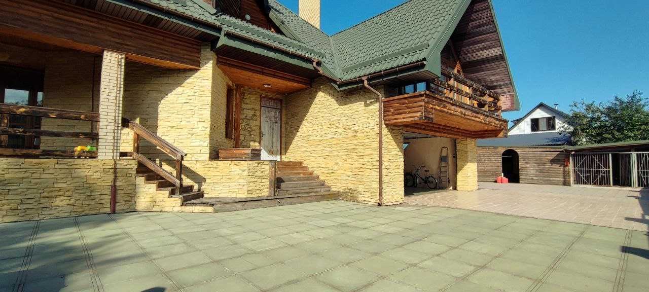 Будинок з власним бізнесом