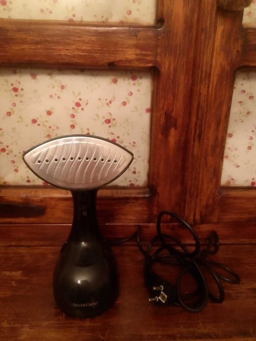 Ferro de engomar a vapor na vertical.