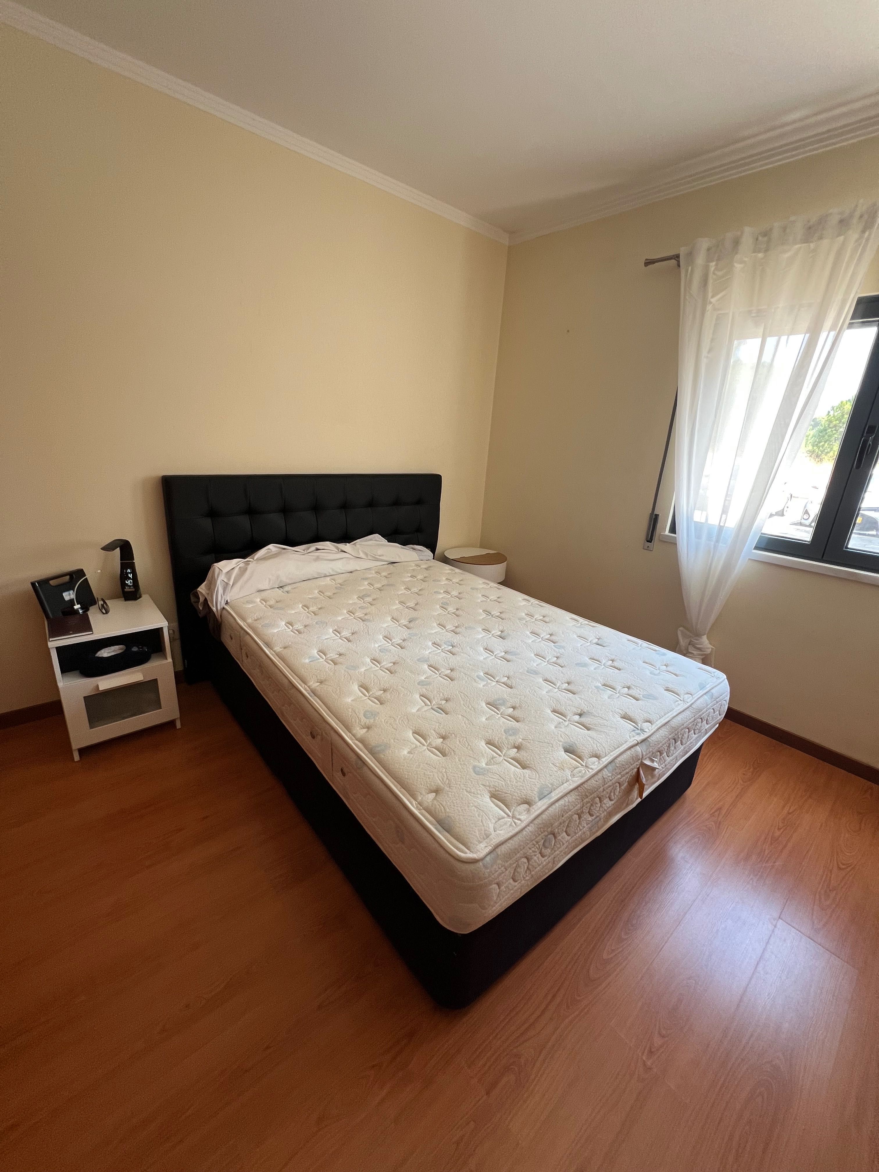 Sommier com caixa de arrumação e colchão molaflex