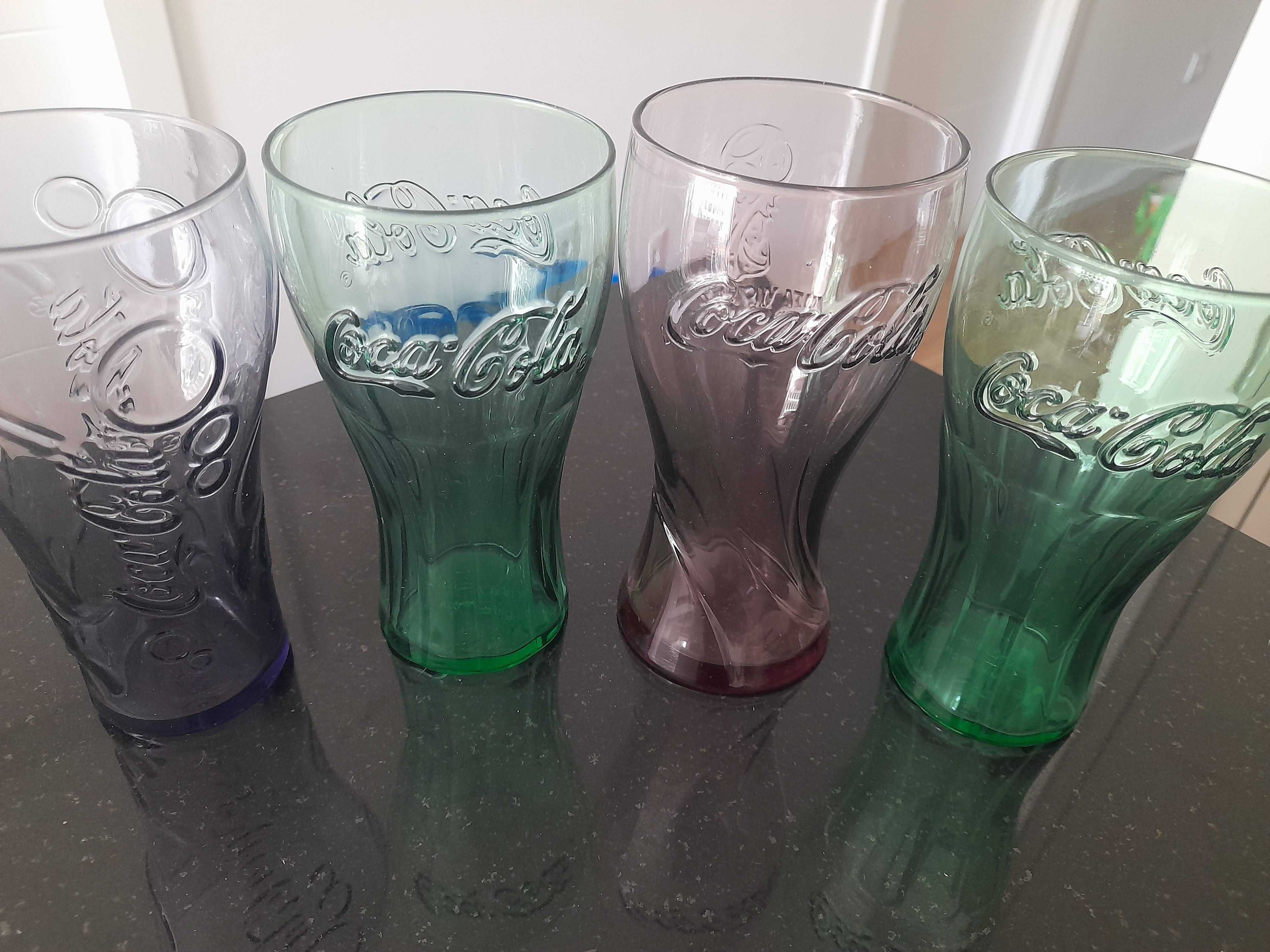 Conjunto de copos coloridos da Coca-cola