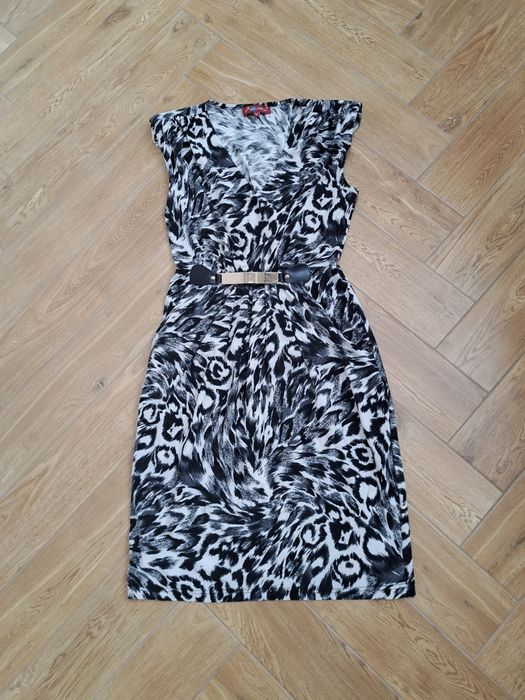 Ołówkowa sukienka w panterkę z paskiem w tali s