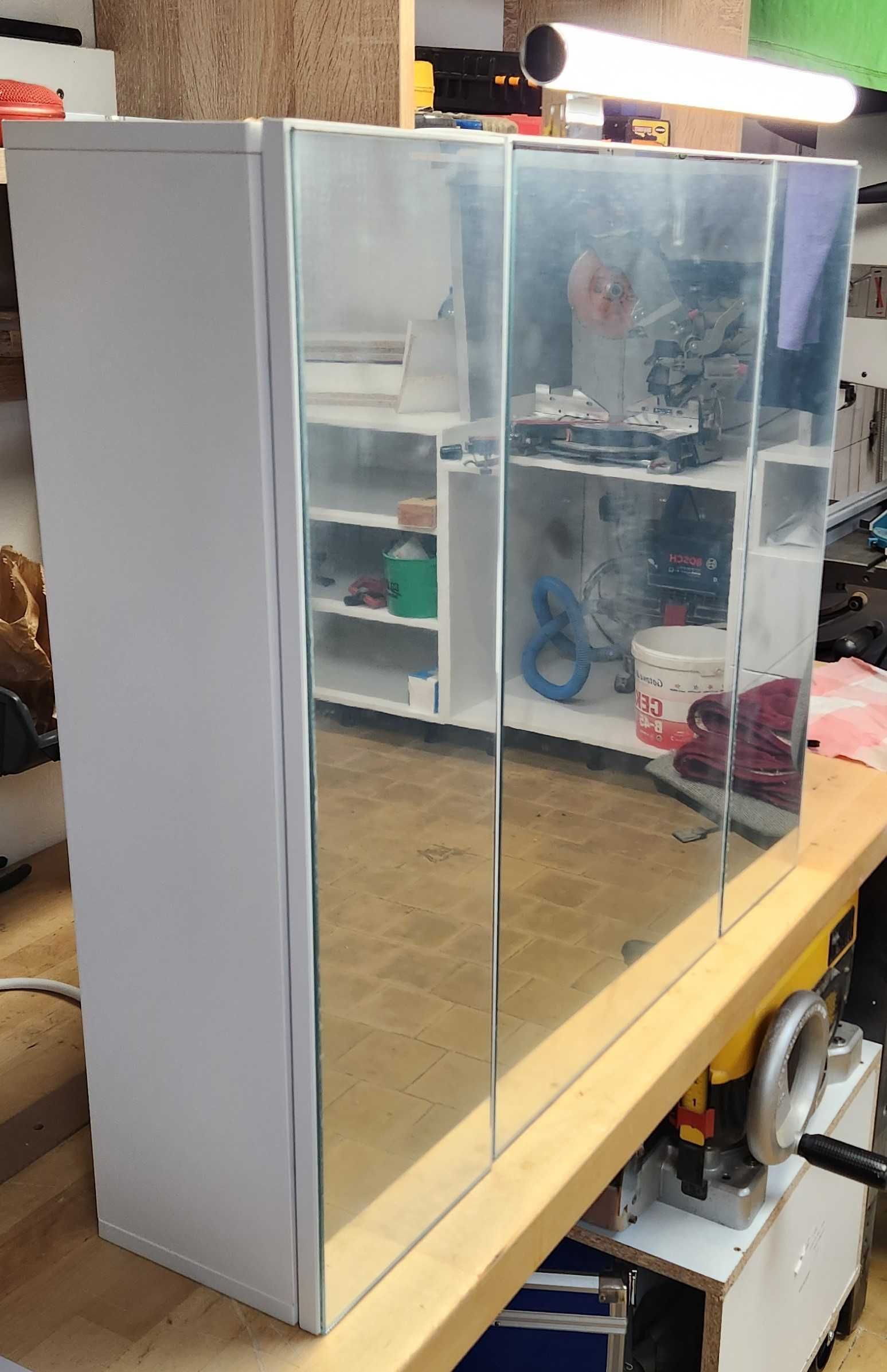 Biała szafka łazienkowa z lustrem i LED