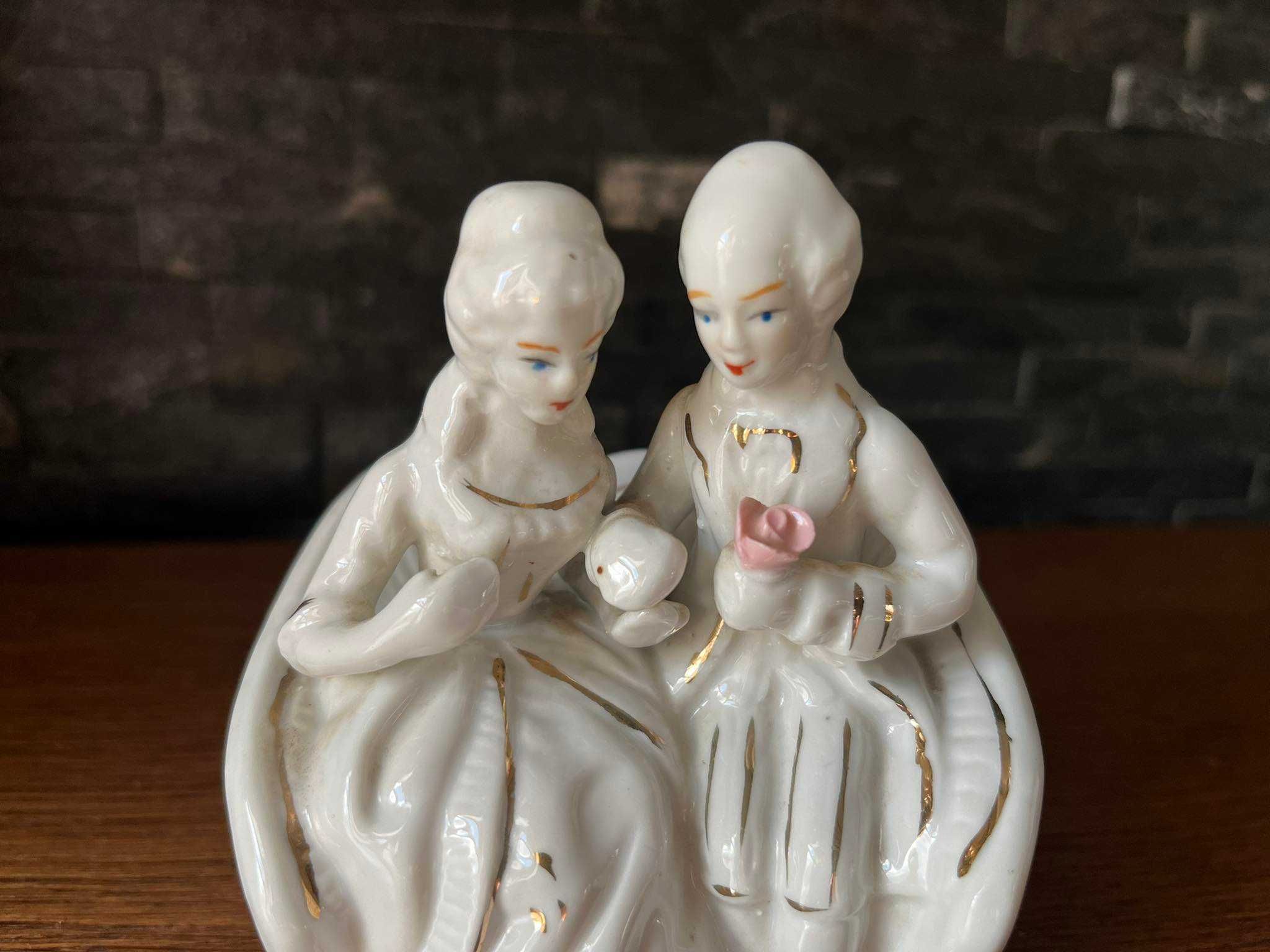 Para zakochanych na ławce porcelanowa figurka