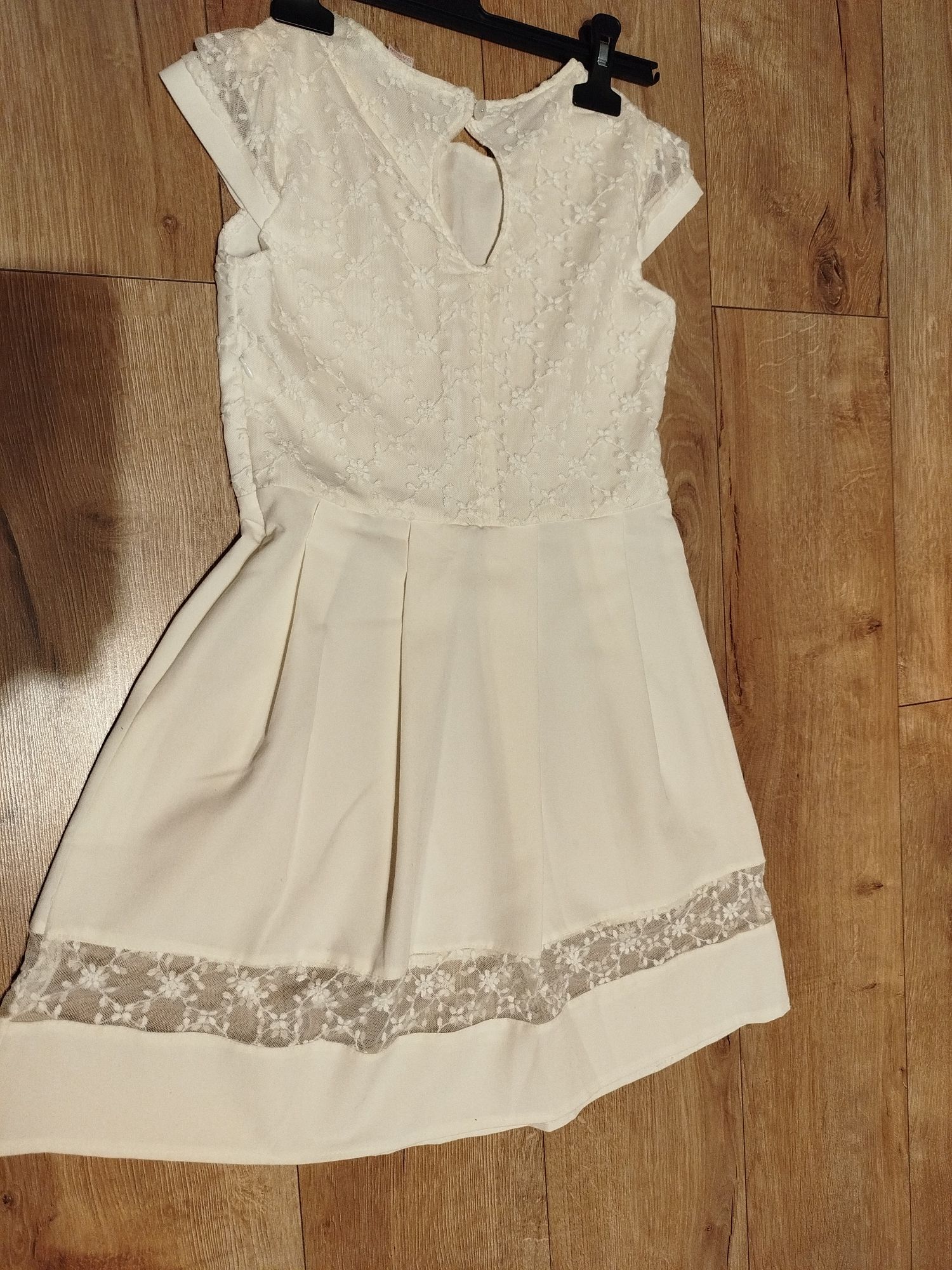 Elegancka biała sukienka 146
