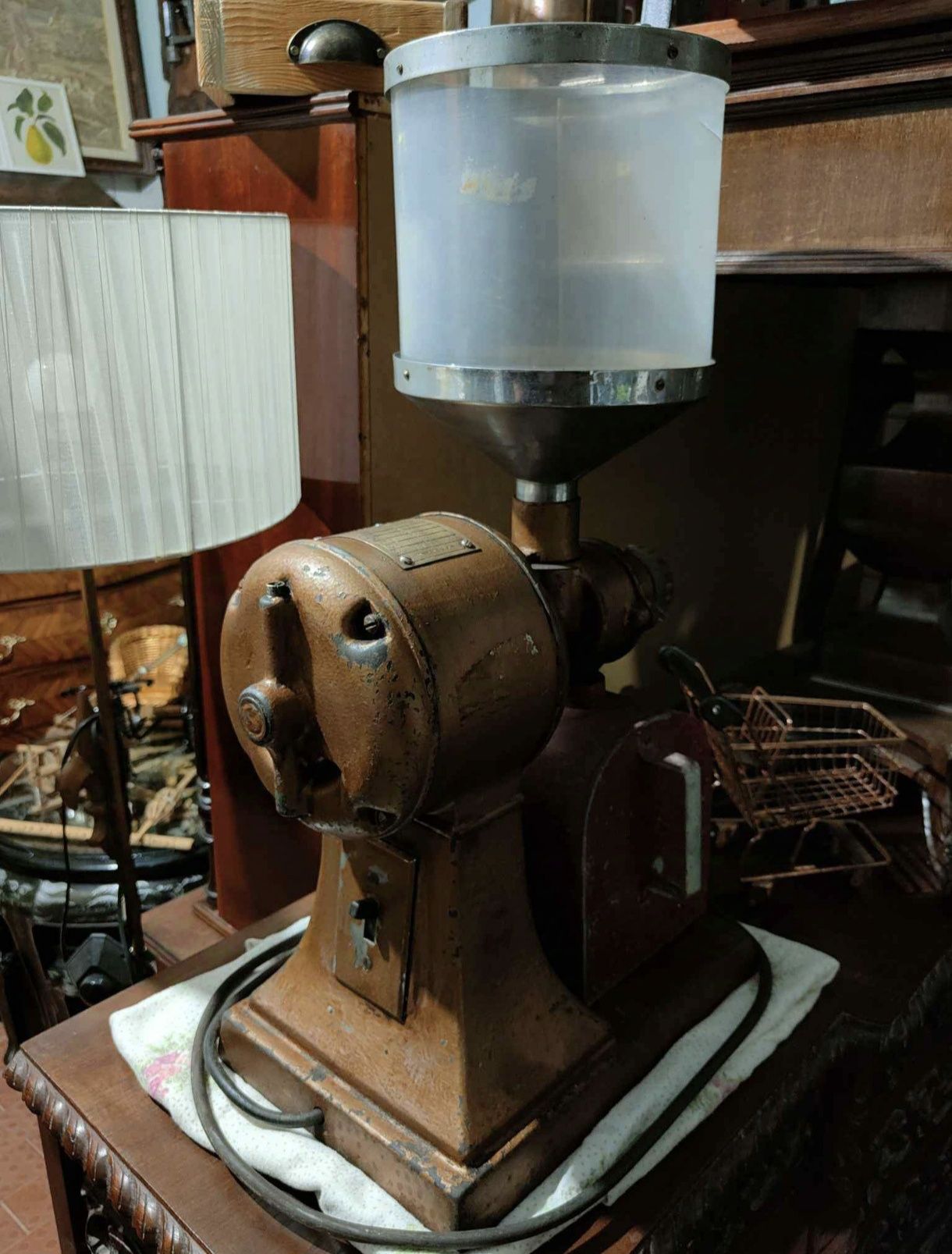 Moinho de café antigo a funcionar