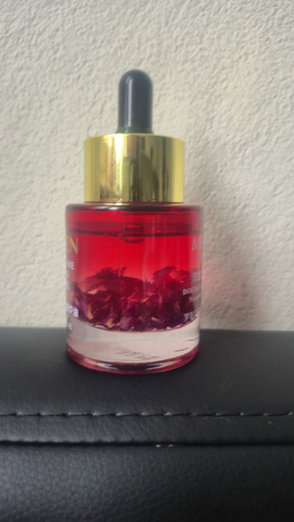 Koreańskie serum różane do twarzy z płatkami róży 30 ml