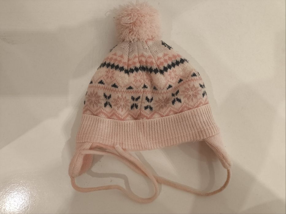 Czapka niemowlęca zawiązywana na sznurki z pomponem
różowa we wzory