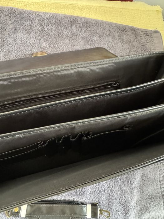 Czarna, skórzana aktówka, używana.