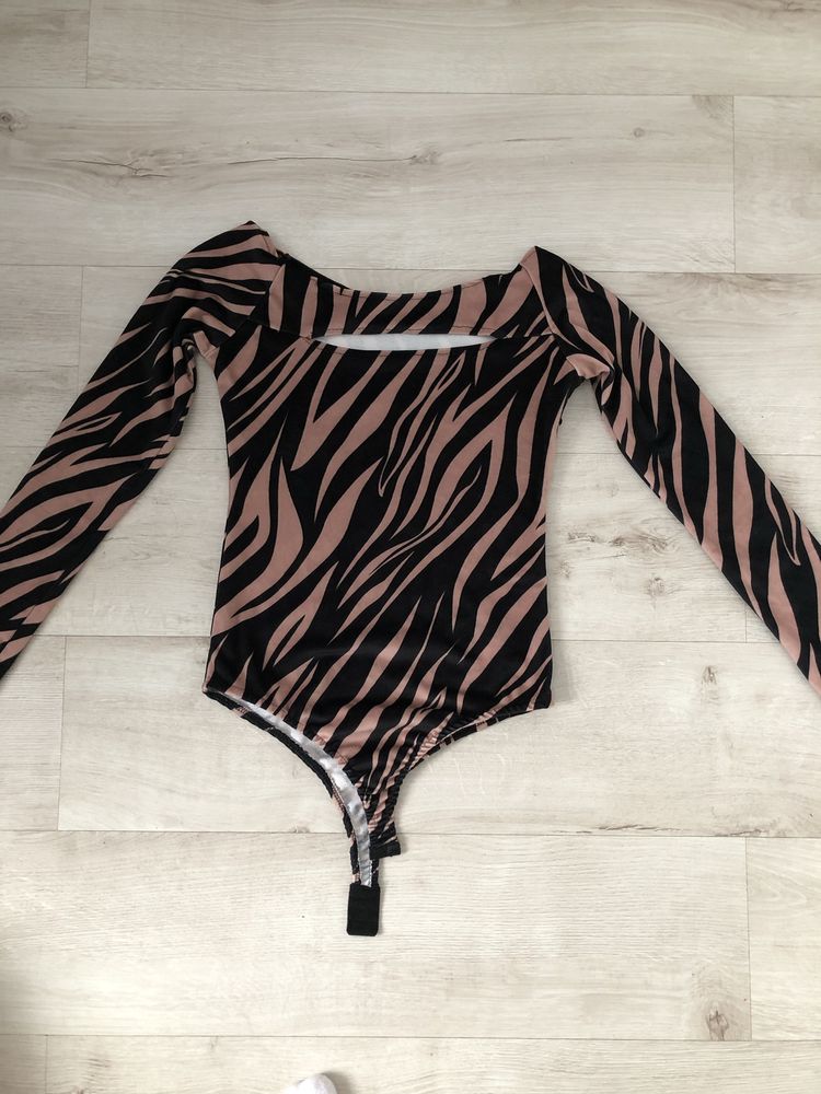 Czarno-beżowe body w print zebry z wycięciem przy dekolcie