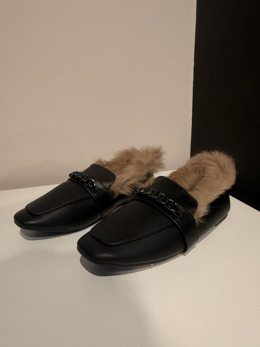 Nowe! Czarne Aksamitne Mokasyny Mule z Futrem i Łańcuchem, Rozmiar 37