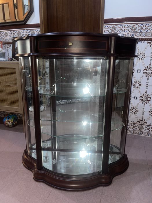 Cristaleira madeira escura