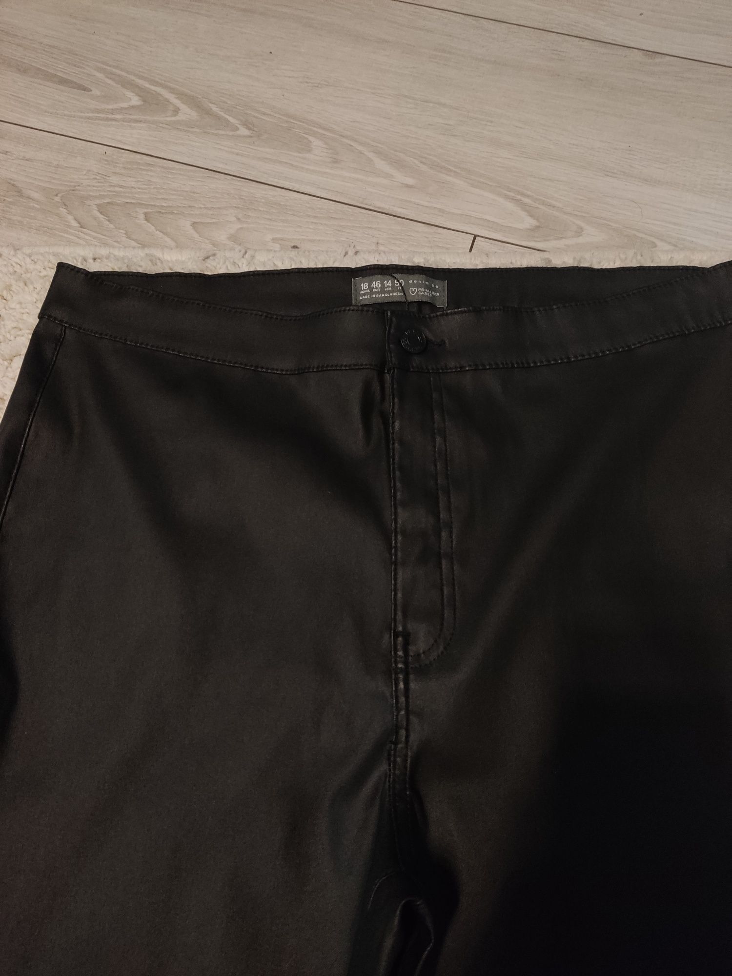 Czarne spodnie imitacja skóry 46