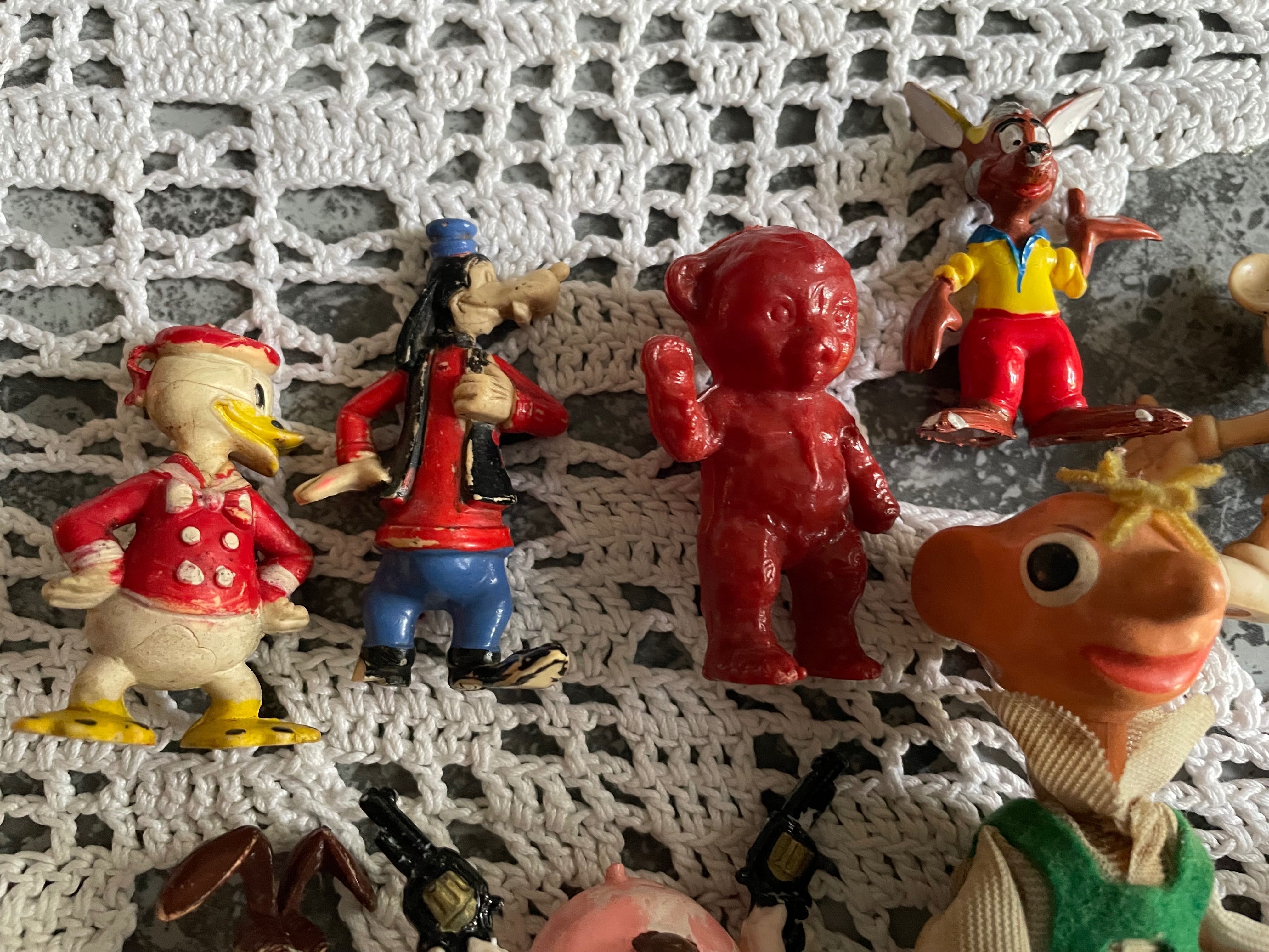 Zestaw figurek z okresu PRL-u