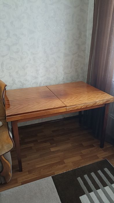 Стіл обідній дерев'яний