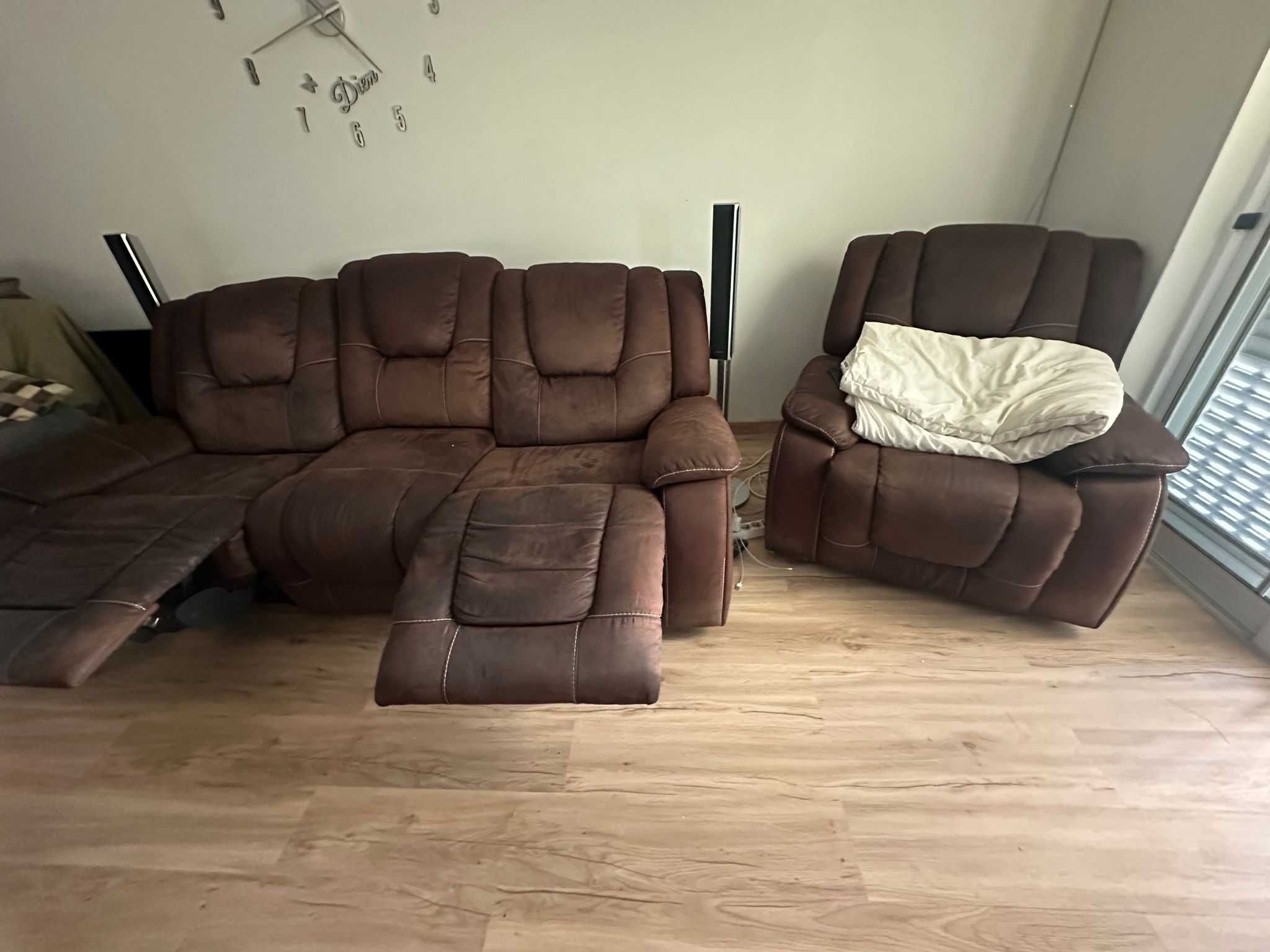 Um sofa de 3 posições  e 2 de uma posição