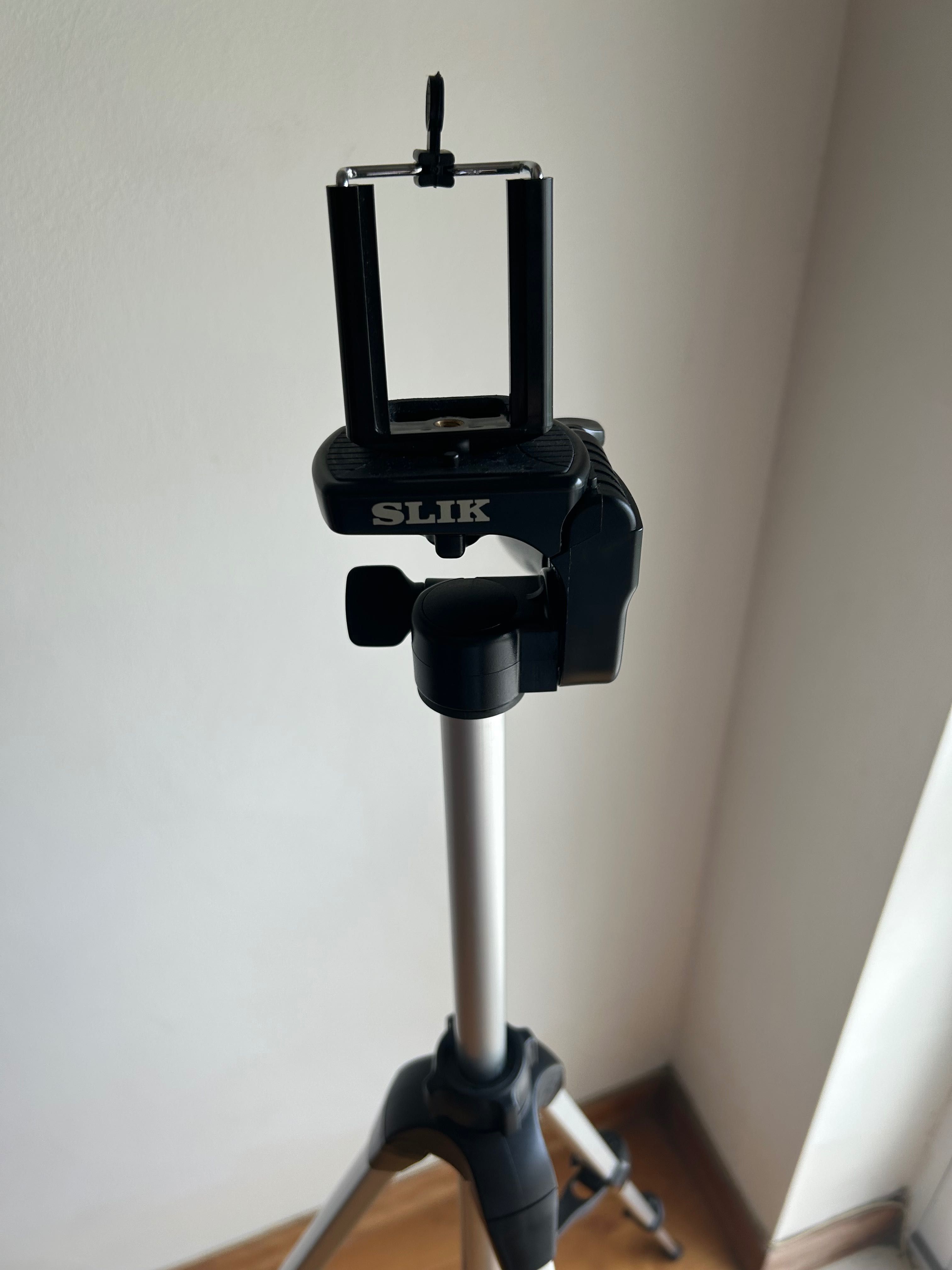 Imbatível! Tripé SLIK U2000 de 1,25m com suporte para telemóvel.