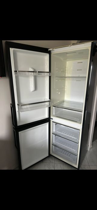 Sprzedam lodówkę Samsung – czarna, używana – 250 zł