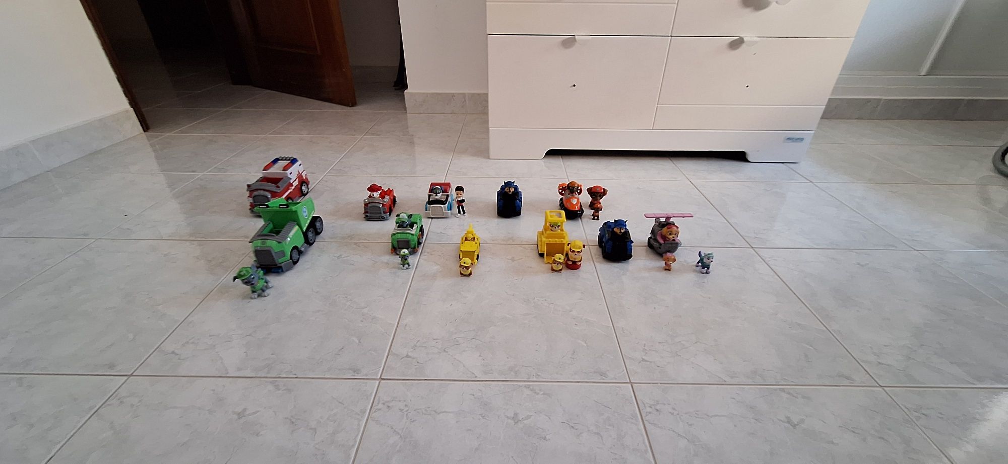 Figuras e carros patrulha pata