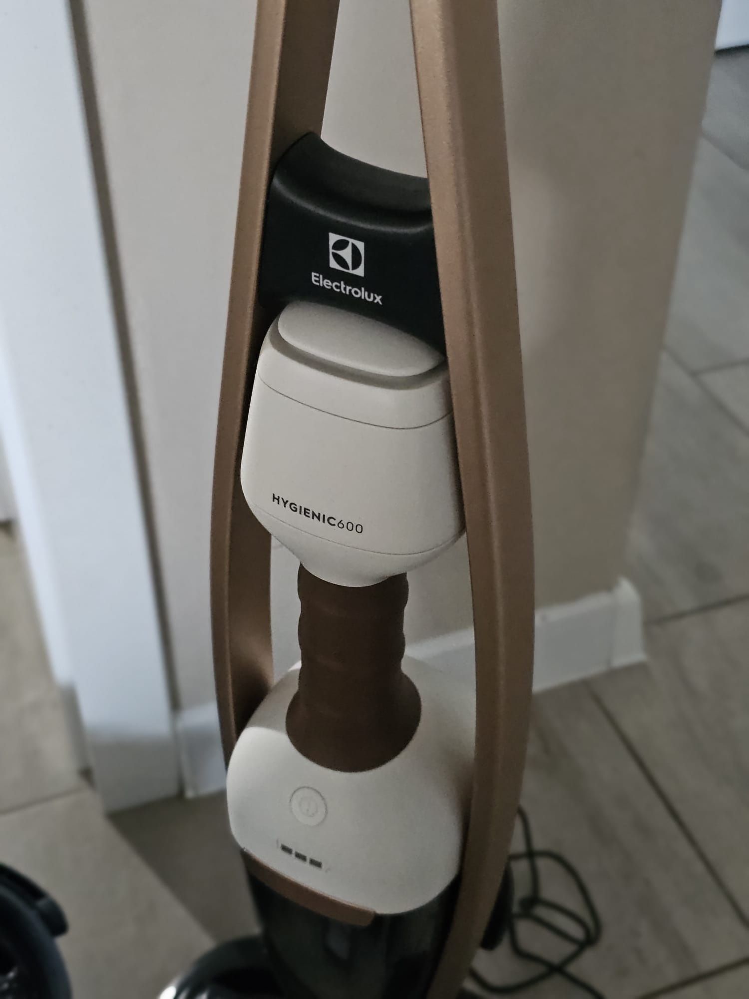 Odkurzacz pionowy bezprzewodowy  Electrolux Hygienic 600 PureWet + sta