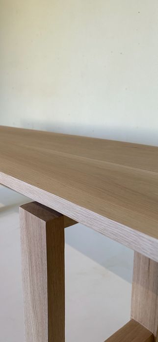 Banco com o topo flutuante, feito á mão em Carvalho branco.