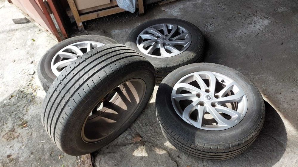Продам в комплекті легкосплавні диски з шинами на Megane /Scenic R16
