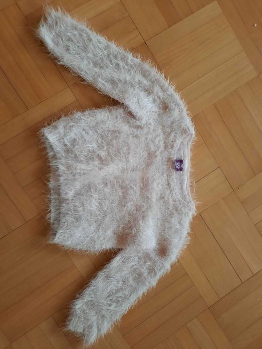 Ciepły sweterek dziewczęcy rozm. 104-110