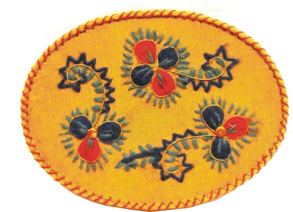 Caixa em pano de Viana do Castelo bordada