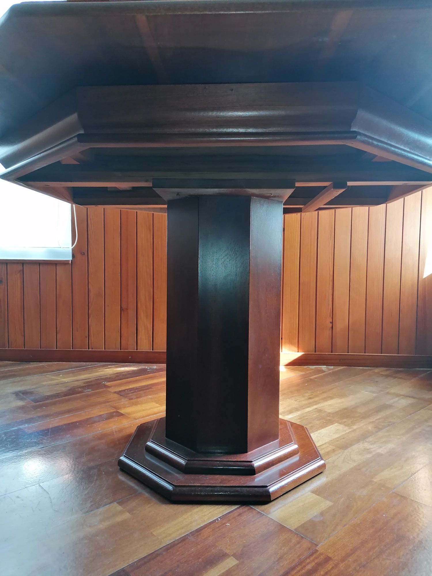Mesa de sala de madeira com pé central