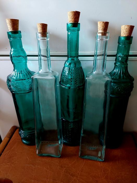 Piękne dekoracyjne lub użytkowe szkło szklane butle butelki z korkami