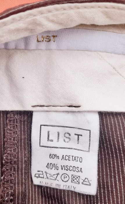 Класичні брюки в тонку смужку.