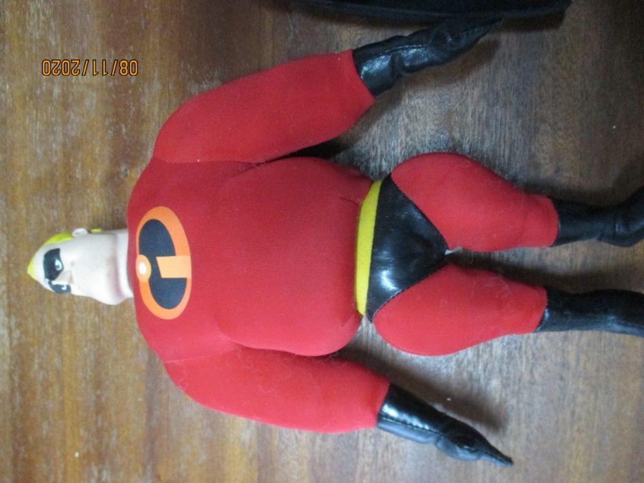 2 bonecos de peluche dos incredibles