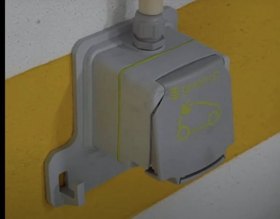 Lugar de garagem com tomada para carro eletrico no porto