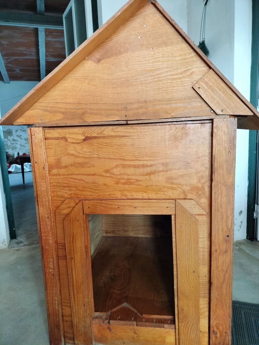 Casota de madeira impermeabilizada para cão de porte medio ou grande.