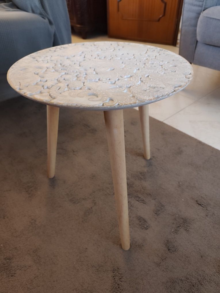 Mesa de centro decorativa.

Medidas: 
40x44cm
