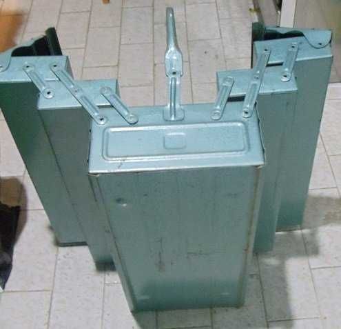 Caixa de ferra menta nova dentro ( por cima algo
oxidado).