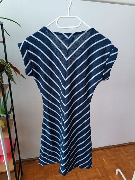 Krótka sukienka w paski Reserved