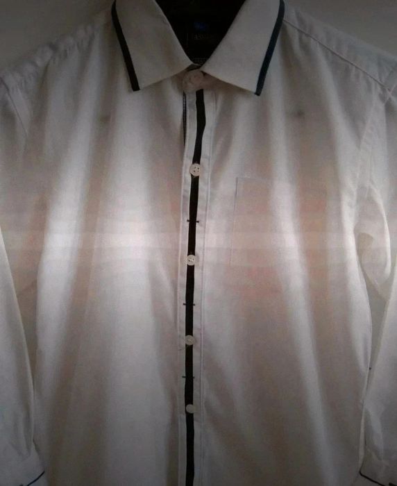 Biała koszula z długim rękawem