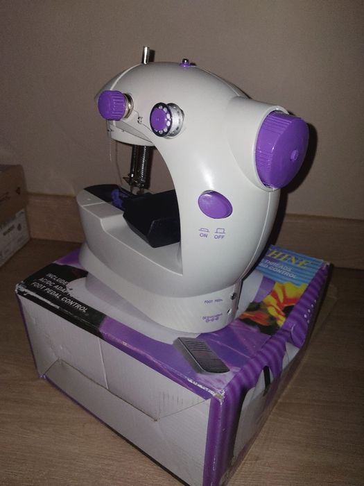 Máquina de Costura Mini SM-202A USADA (Ótimo Estado, Completa)