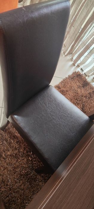 Vendo mesa em madeira extensível, com 4 cadeiras em pele.