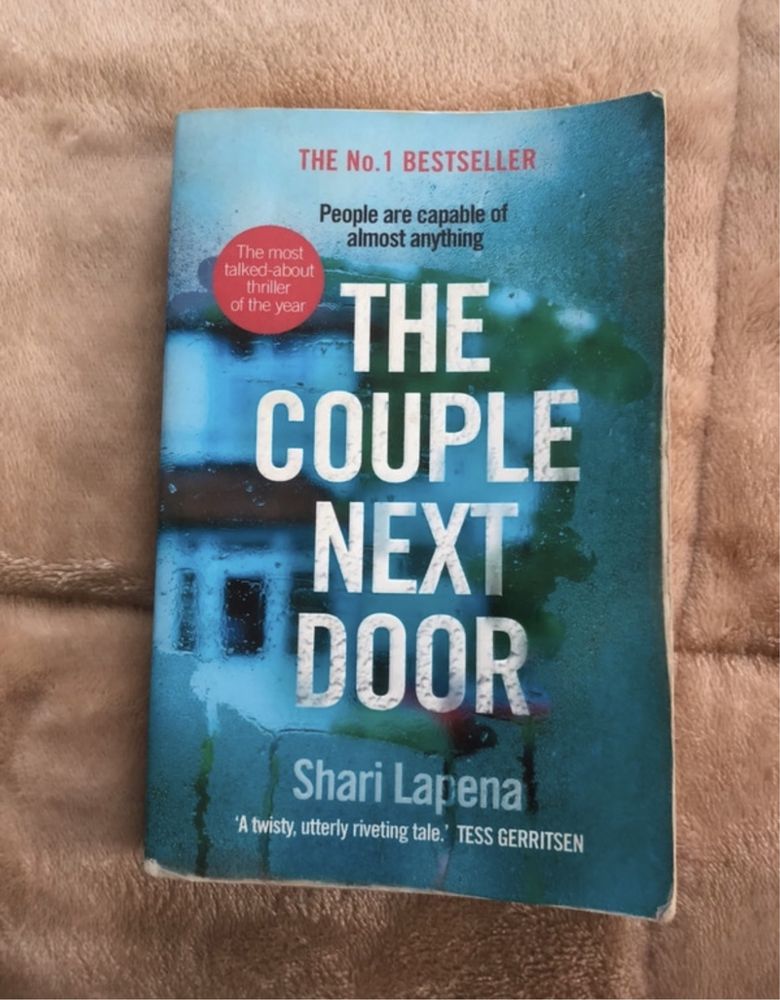 Livro the couple next door by Shari lapena