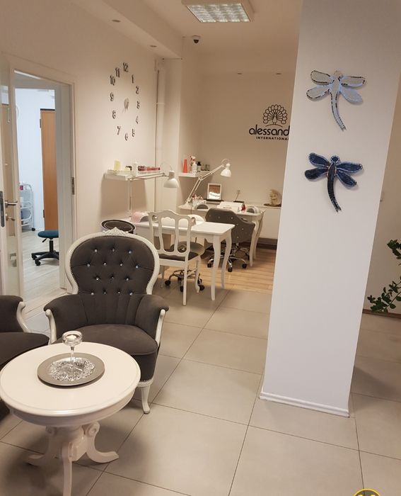 Podnajme stanowisko do manicure .SZCZEPIN