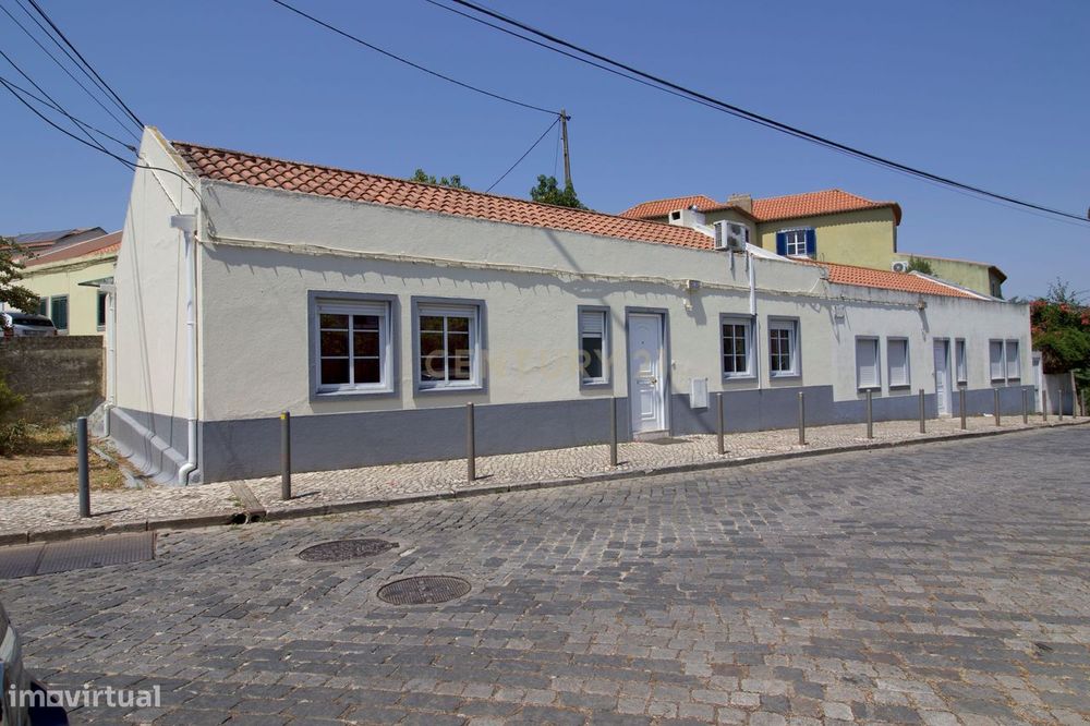Simpática moradia urbana T3 com logradouro, em São Domingos de Benfica