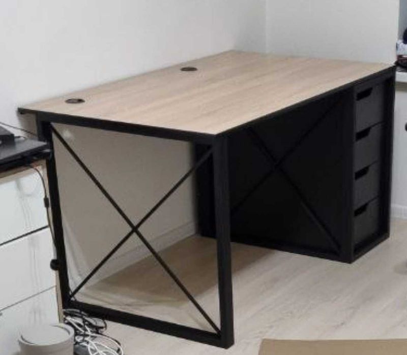 Стіл компʼютерний