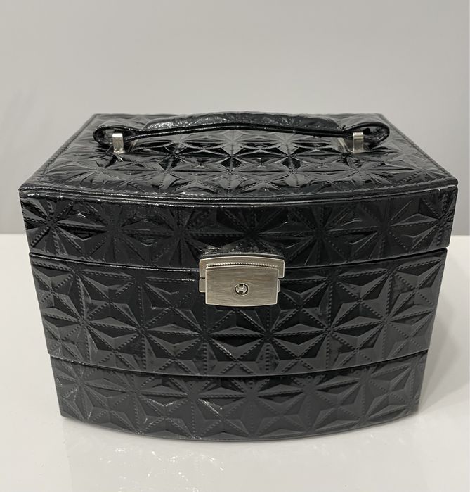 Kuferek na biżuterię