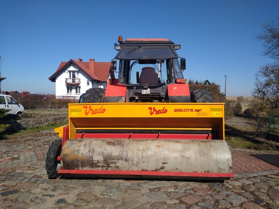 Podsiew traw użytków zielonych łąki i boisk piłkarskich siewnik Vredo