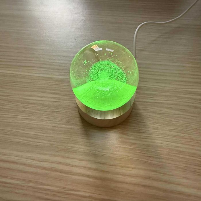 Dekoracyjna kula LED z efektem burzy śnieżnej - lampka